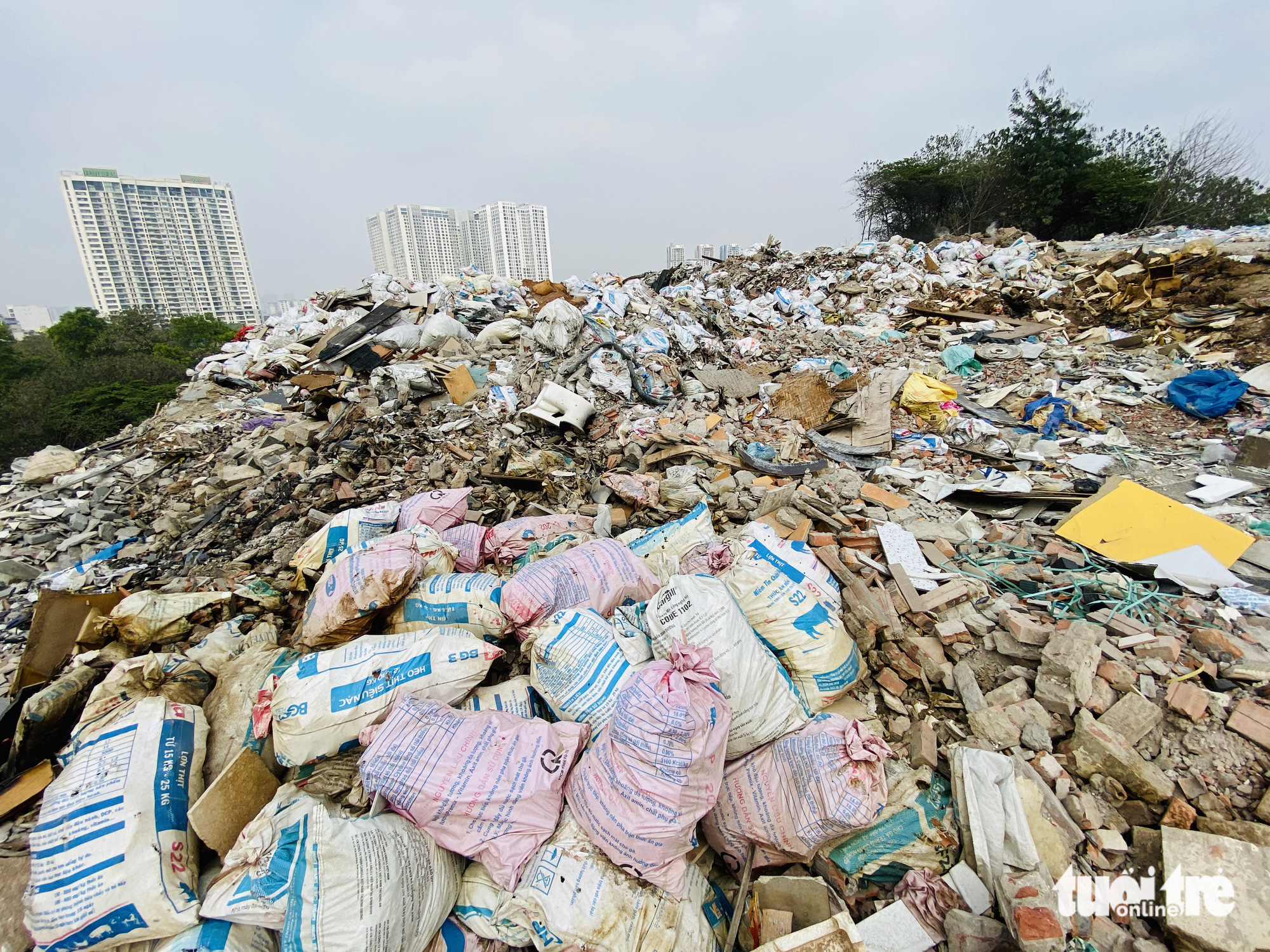 Garbage piles up on a lot near a residential area in Hanoi. Photo: Quang The / Tuoi Tre