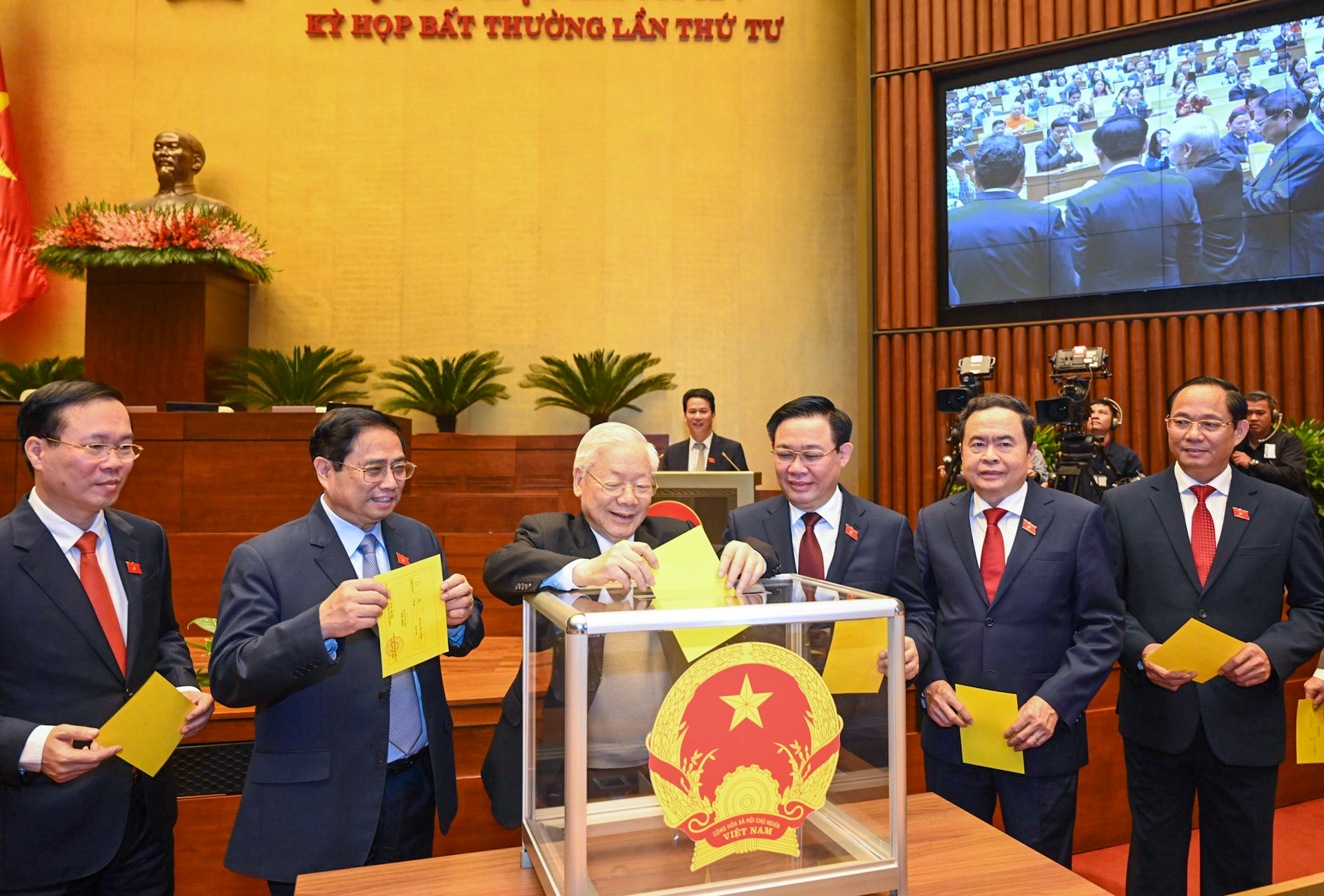 Vietnamese leaders and high-ranking officials cast their votes for the new state president during the fourth extraordinary session of the National Assembly in Hanoi, March 2, 2023. Photo: Gia Han / Tuoi Tre