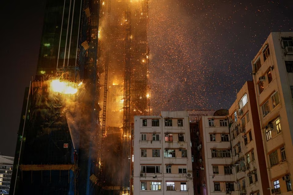 An under-construction skyscraper is seen on fire at Tsim Sha Tsui in Hong Kong, China March 3, 2023. Photo: Reuters