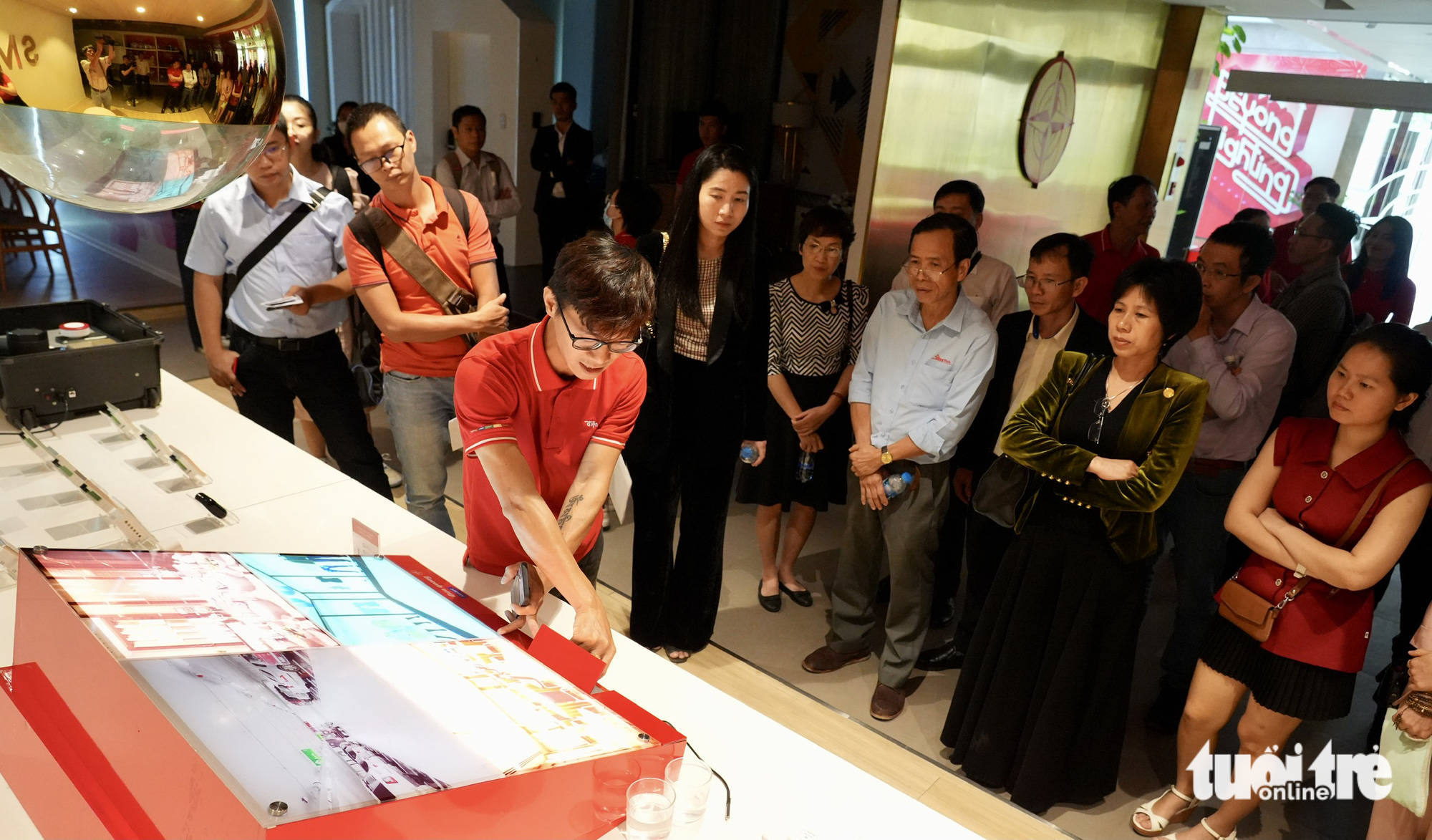 An employee from Dien Quang Lamp Joint Stock Company introduces the company’s products. Photo: Huu Hanh / Tuoi Tre