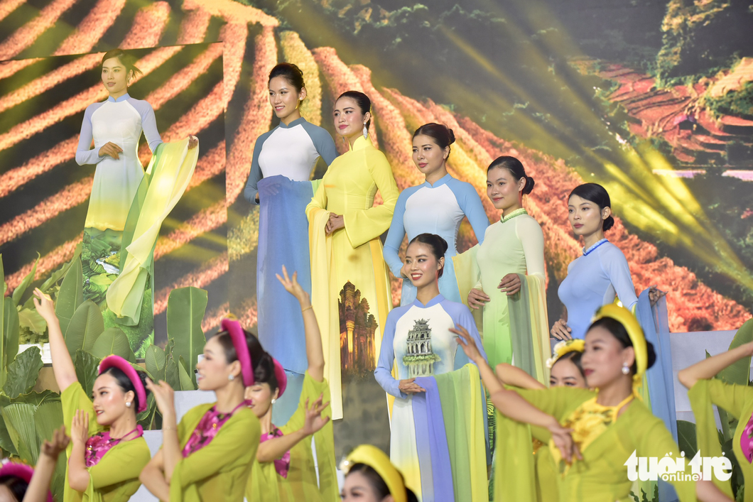 An ao dai collection is presented at the opening ceremony of the Ho Chi Minh City Ao Dai Festival, March 3, 2023. Photo: T.T.D. / Tuoi Tre