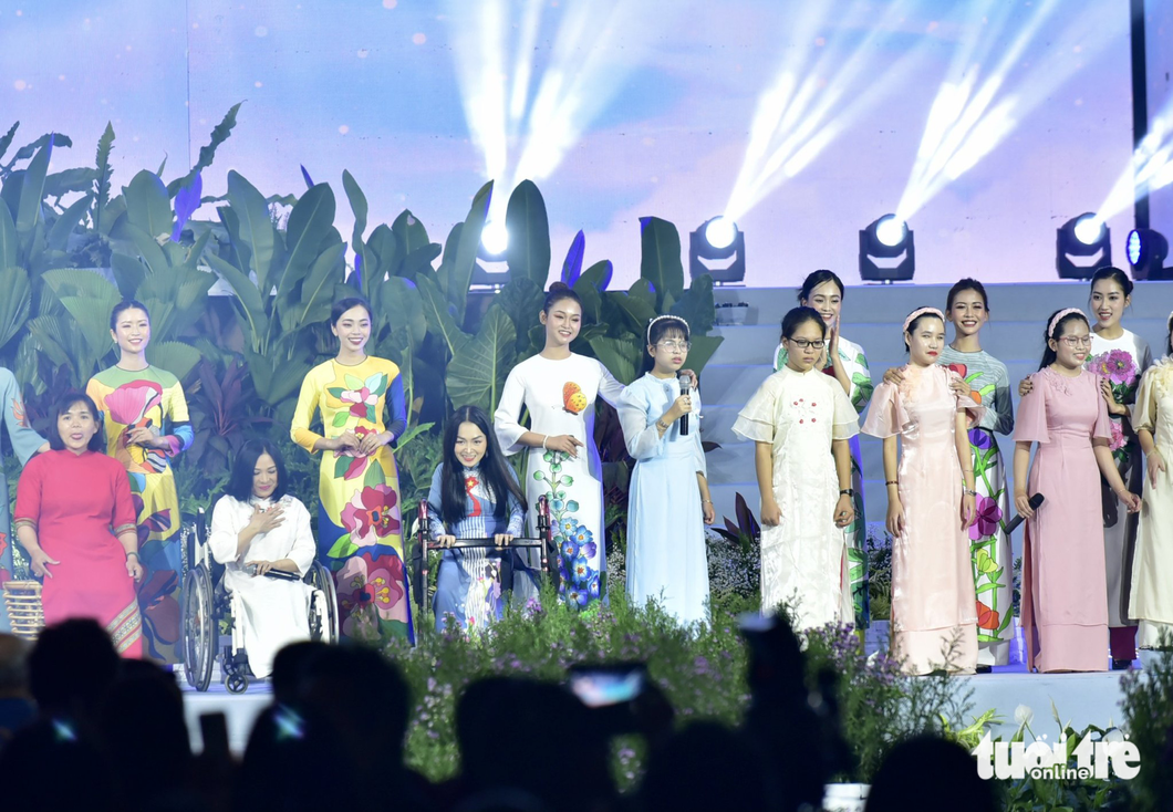 Disadvantage people present ao dai at the opening night of the 9th Ho Chi Minh City Ao Dai Festival on March 3, 2023. Photo: T.T.D. / Tuoi Tre