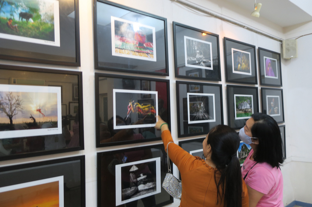 Photos by Vietnamese female photographers are displayed at an exhibition at 122 Suong Nguyet Anh in District 1, Ho Chi Minh City. Photo: T.T.D. / Tuoi Tre
