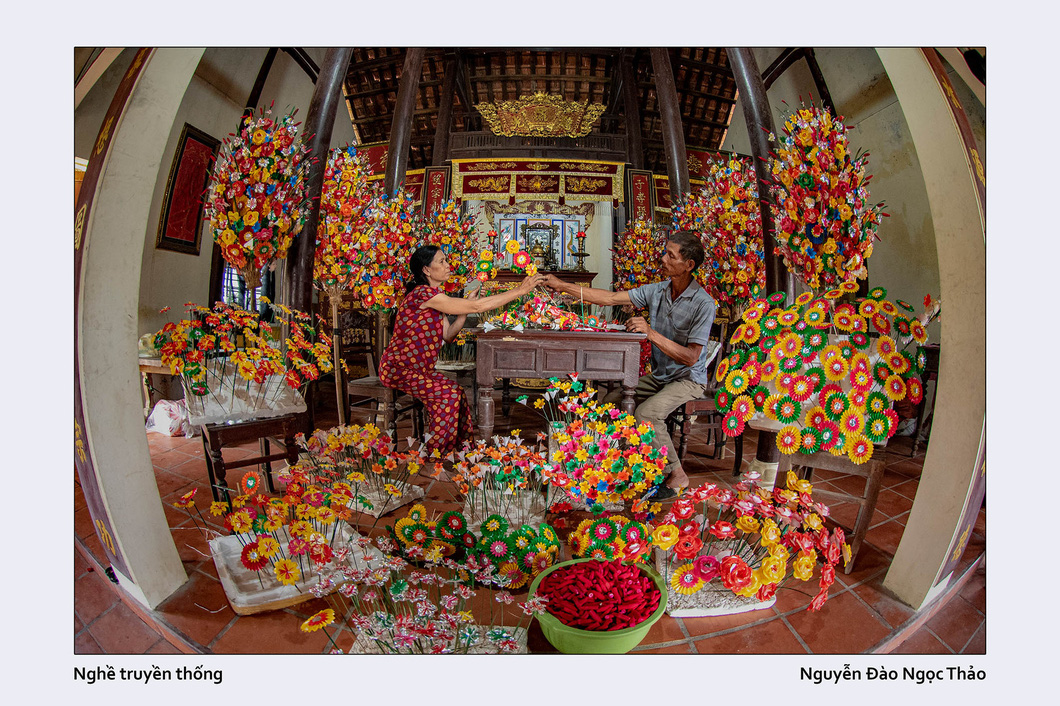 A photo by Nguyen Dao Ngoc Thao features the traditional craft of making paper flowers in Thanh Tien Village, Phu Vang District in the central province of Thuan Thien - Hue.