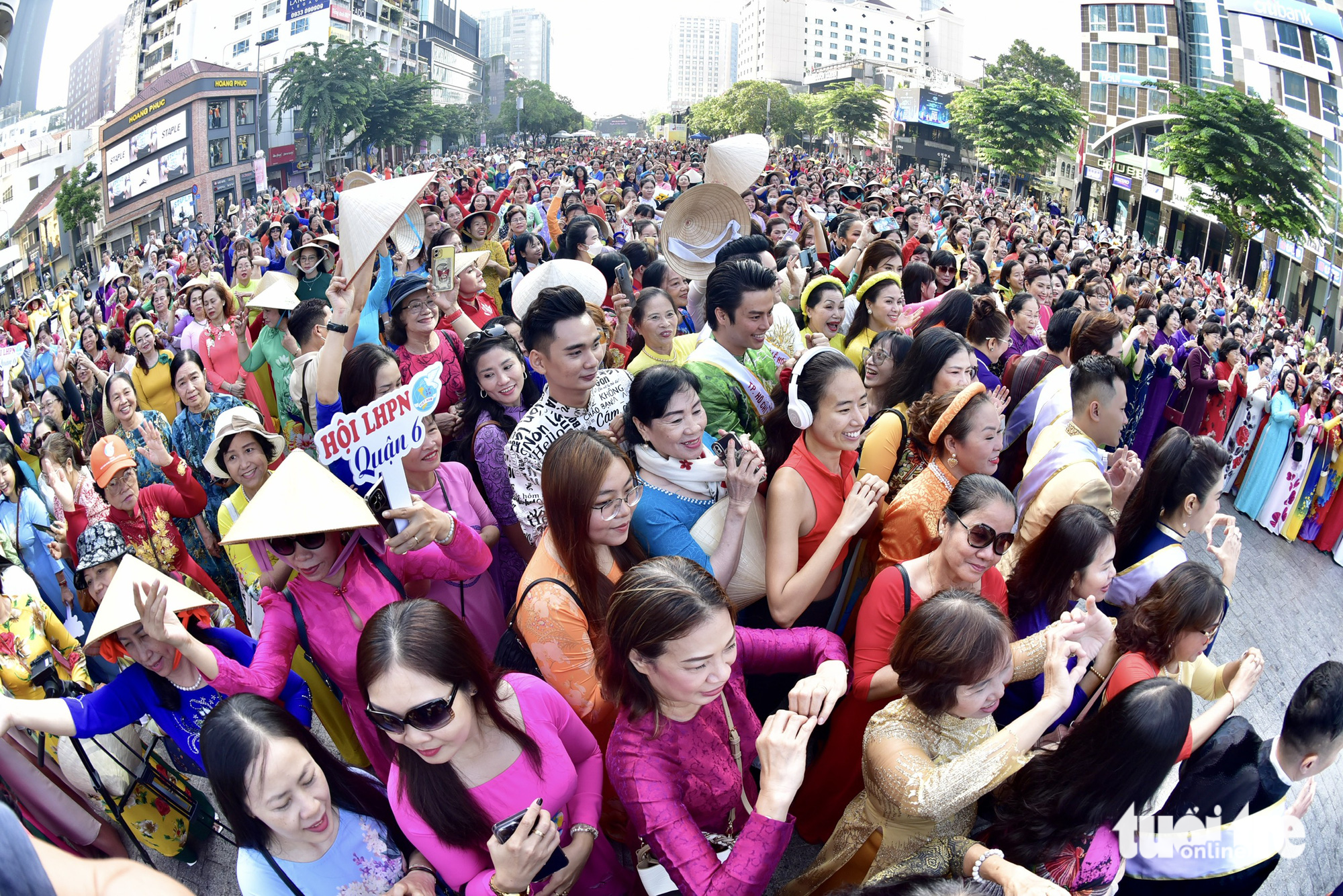 3,000 people join 'ao dai' parade in Ho Chi Minh City