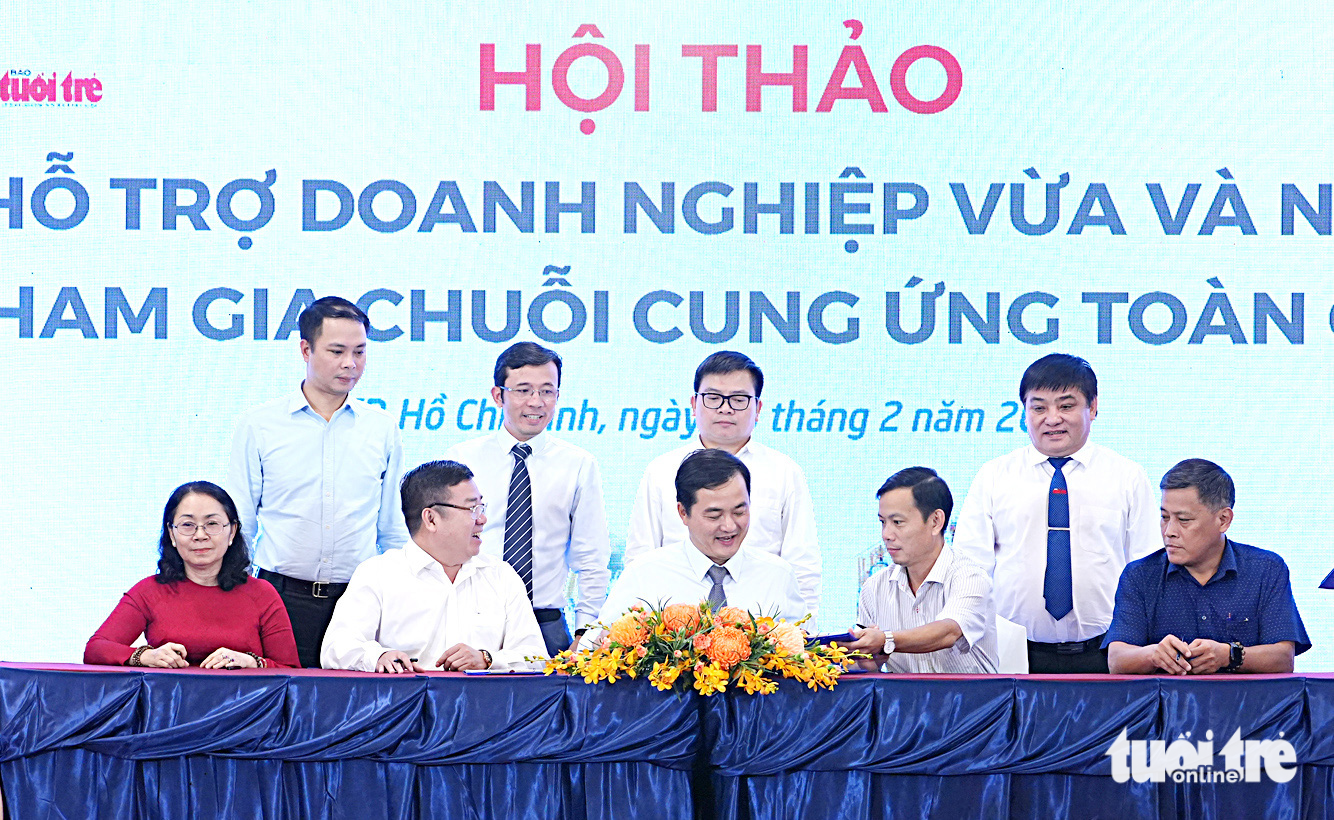 Units sign a cooperation agreement at the seminar ‘Supporting Small and Medium Enterprises (SMEs) in Joining Global Supply Chains. Photo: Huu Hanh / Tuoi Tre