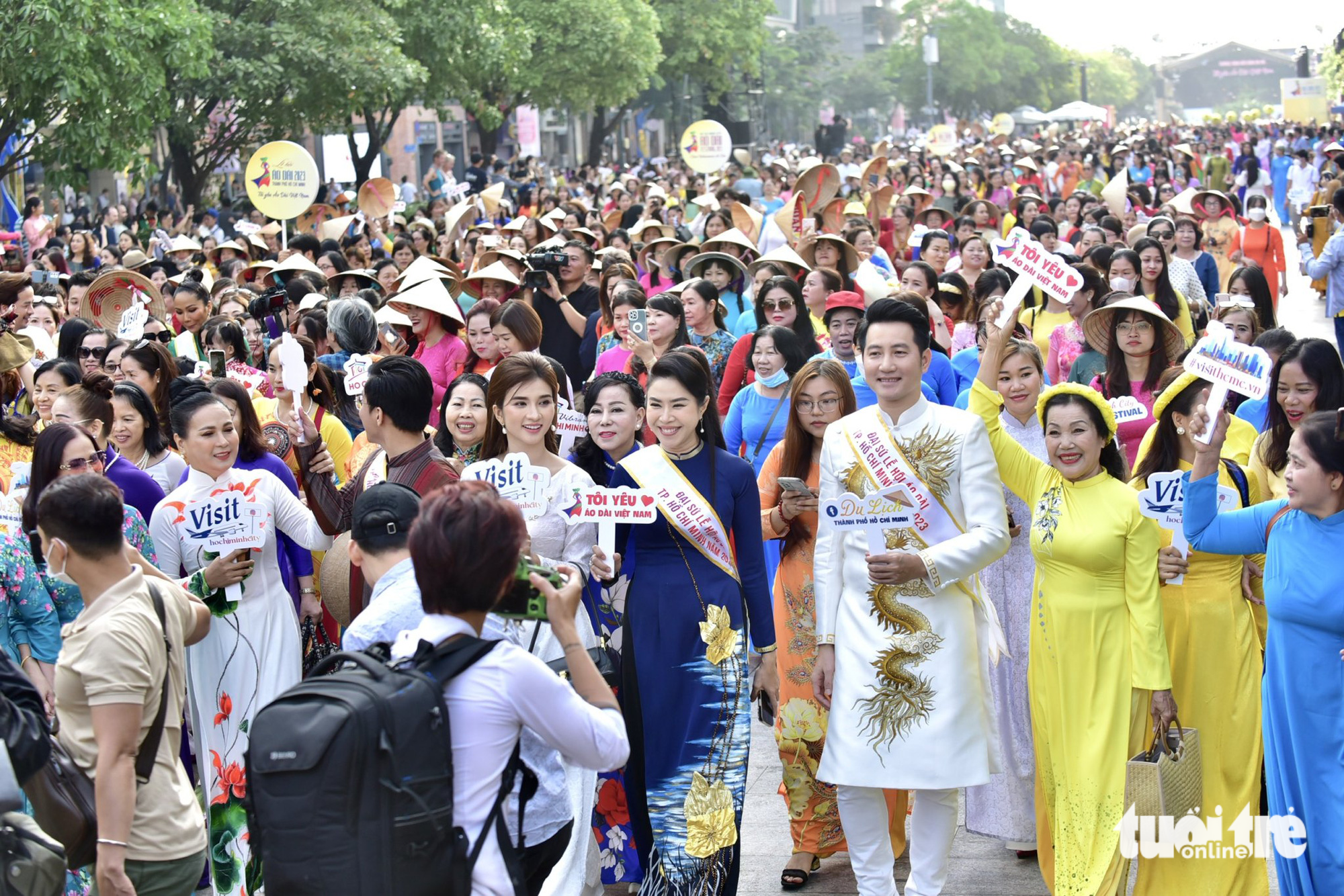 Artists go on the parade on Nguyen Hue Walking Street. Photo: T.T.D. / Tuoi Tre