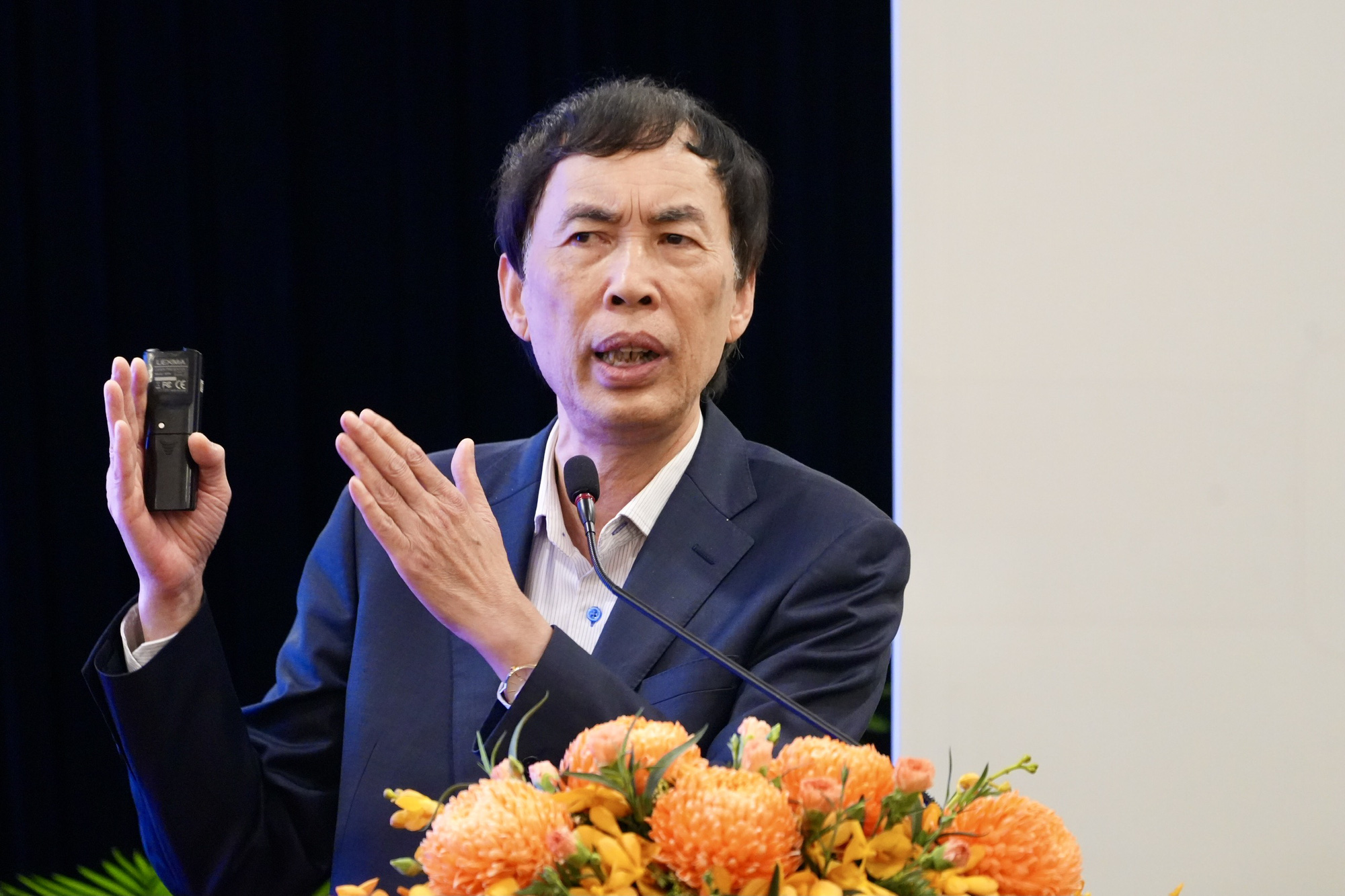 Dr. Vo Tri Thanh, former vice president of the Central Institute for Economic Management, says that appropriate support policies should be worked out for industry. Photo: Huu Hanh / Tuoi Tre
