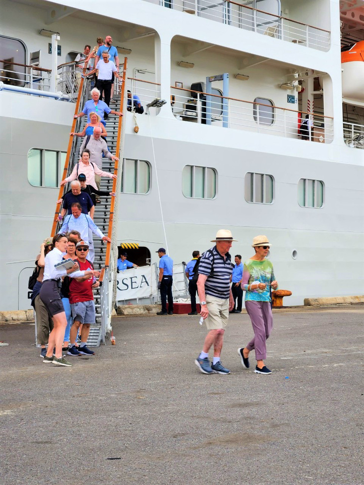 More than 300 passengers of the cruise ship are mainly from Europe. Photo: Thuc Nghi / Tuoi Tre
