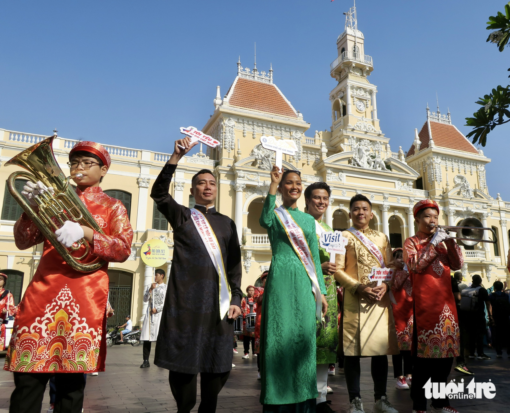 Miss Universe Vietnam 2017 H'Hen Nie (in green ‘ao dai’) and other ambassadors of the ninth Ho Chi Minh City Ao Dai Festival pass through the headquarters of the Ho Chi Minh City People’s Committee. Photo: T.T.D. / Tuoi Tre