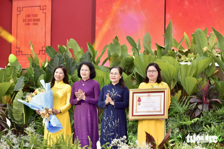 The Ho Chi Minh City Women’s Union receives the third-class labor medal. Photo: T.T.D. / Tuoi Tre