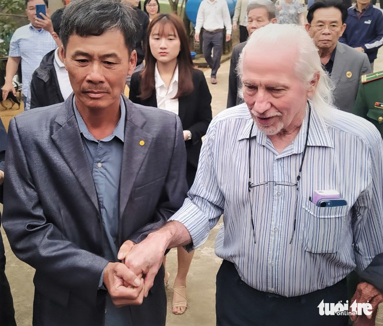 American veteran hands over diary of Vietnamese martyr
