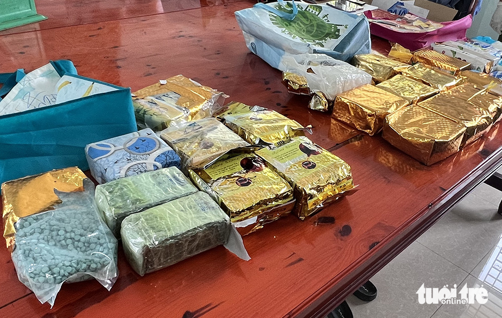 Seventeen packages of narcotics are seized following the arrest of two drug traffickers in An Giang Province, Vietnam. Photo: Tien Van / Tuoi Tre