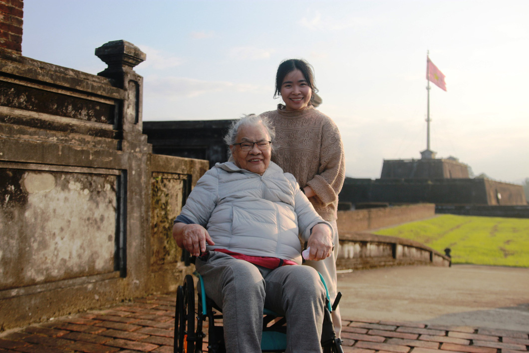 Nguyen Thi Tinh, aged 98, and her niece on the rampart. Photo: Nhat Linh / Tuoi Tre