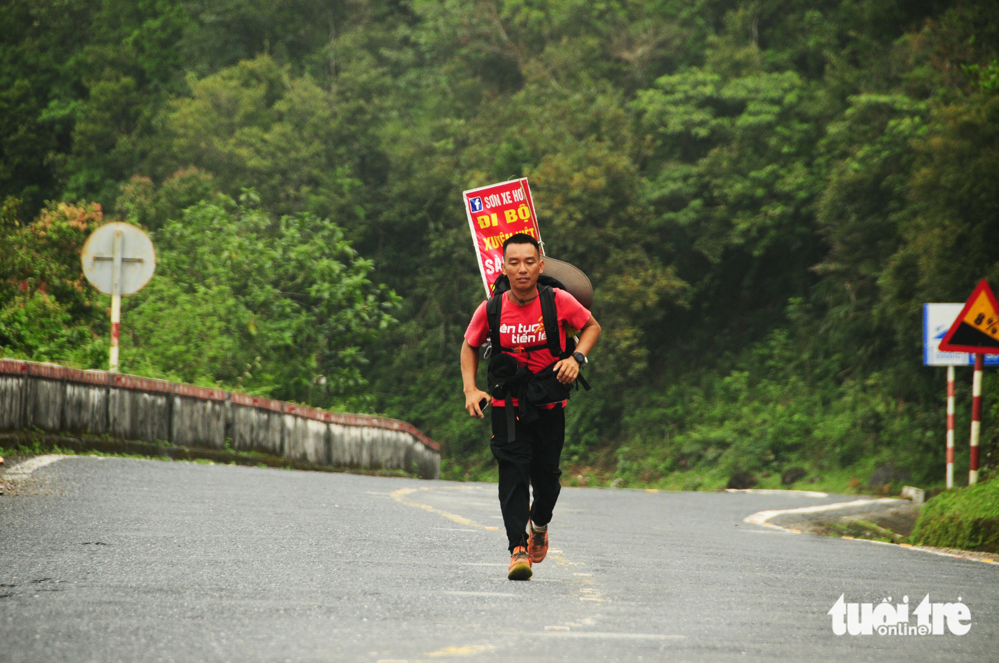 Nguyen Van Son walks through Vietnam on his personal mission. Photo: B.D. / Tuoi Tre
