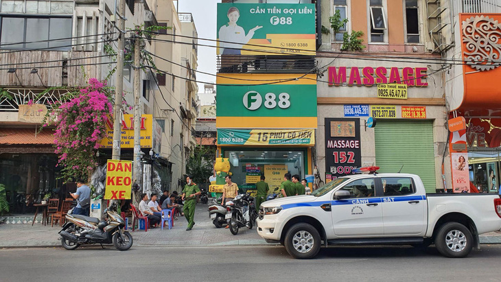 The Ho Chi Minh City Police search an F88 office on Tran Quang Khai Street in District 1, Ho Chi Minh City. Photo: Minh Hoa / Tuoi Tre