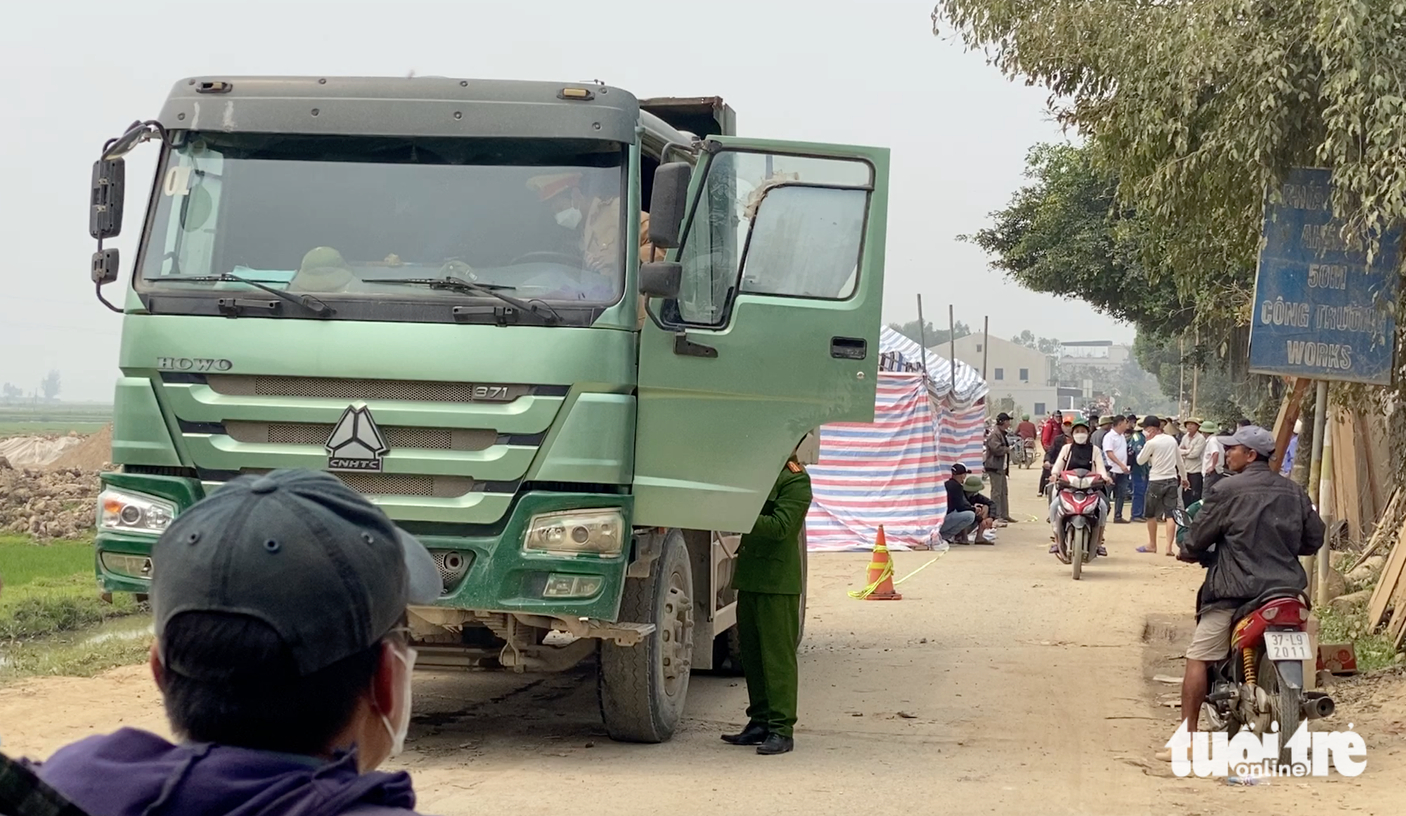 Local residents are stunned by the serious accident. Photo: Doan Hoa / Tuoi Tre