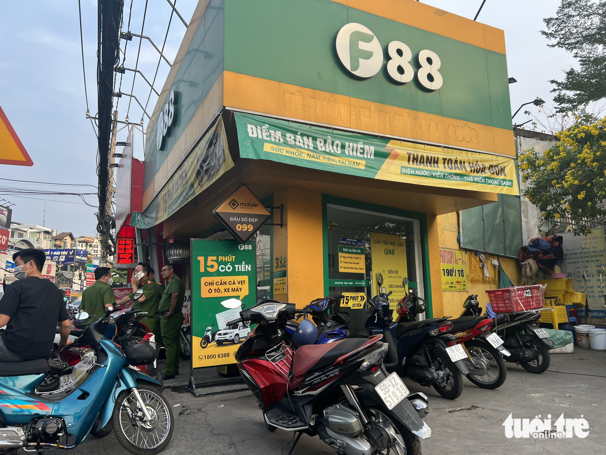 Police officers raid an F88 office on Do Xuan Hop Street in Thu Duc City, under Ho Chi Minh City. Photo: Minh Hoa / Tuoi Tre