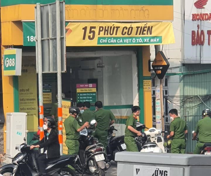 An F88 office on Kha Van Can Street in Thu Duc City, under Ho Chi Minh City is also searched. Photo: Minh Hoa / Tuoi Tre