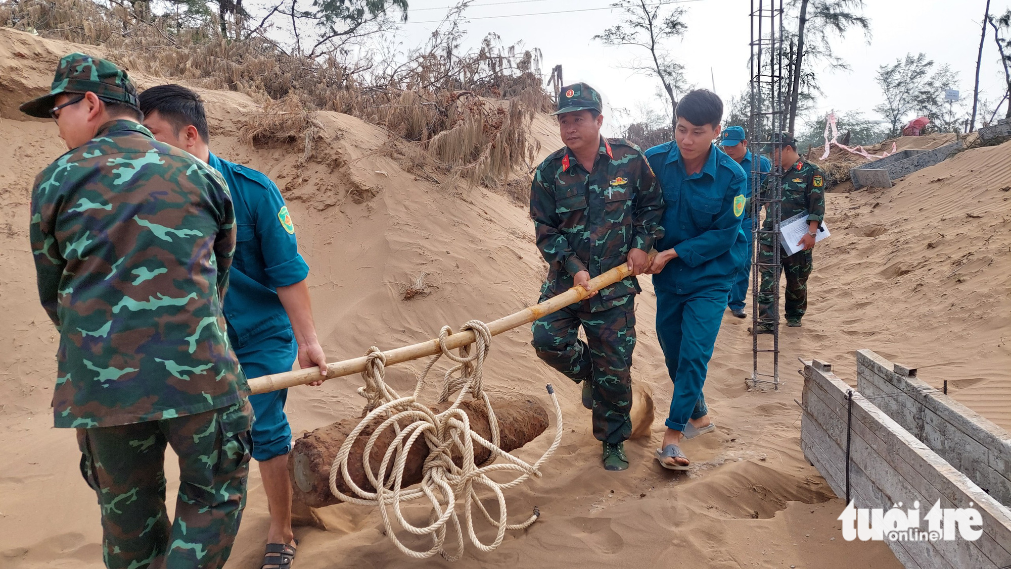 Military officers handle a 150-kilogram wartime bomb in Tra Vinh Province, Vietnam, March 6, 2023. Photo: Huu Hiep / Tuoi Tre
