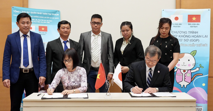 Watanabe Nobuhiro (R), Consul General of Japan in Ho Chi Minh City, and Nguyen Nga, director of the Center for Support and Development of Inclusive Education in Ca Mau Province, southern Vietnam sign a contract to provide equipment for hearing-impaired children at the center on March 7, 2023. Photo: Huu Hanh / Tuoi Tre
