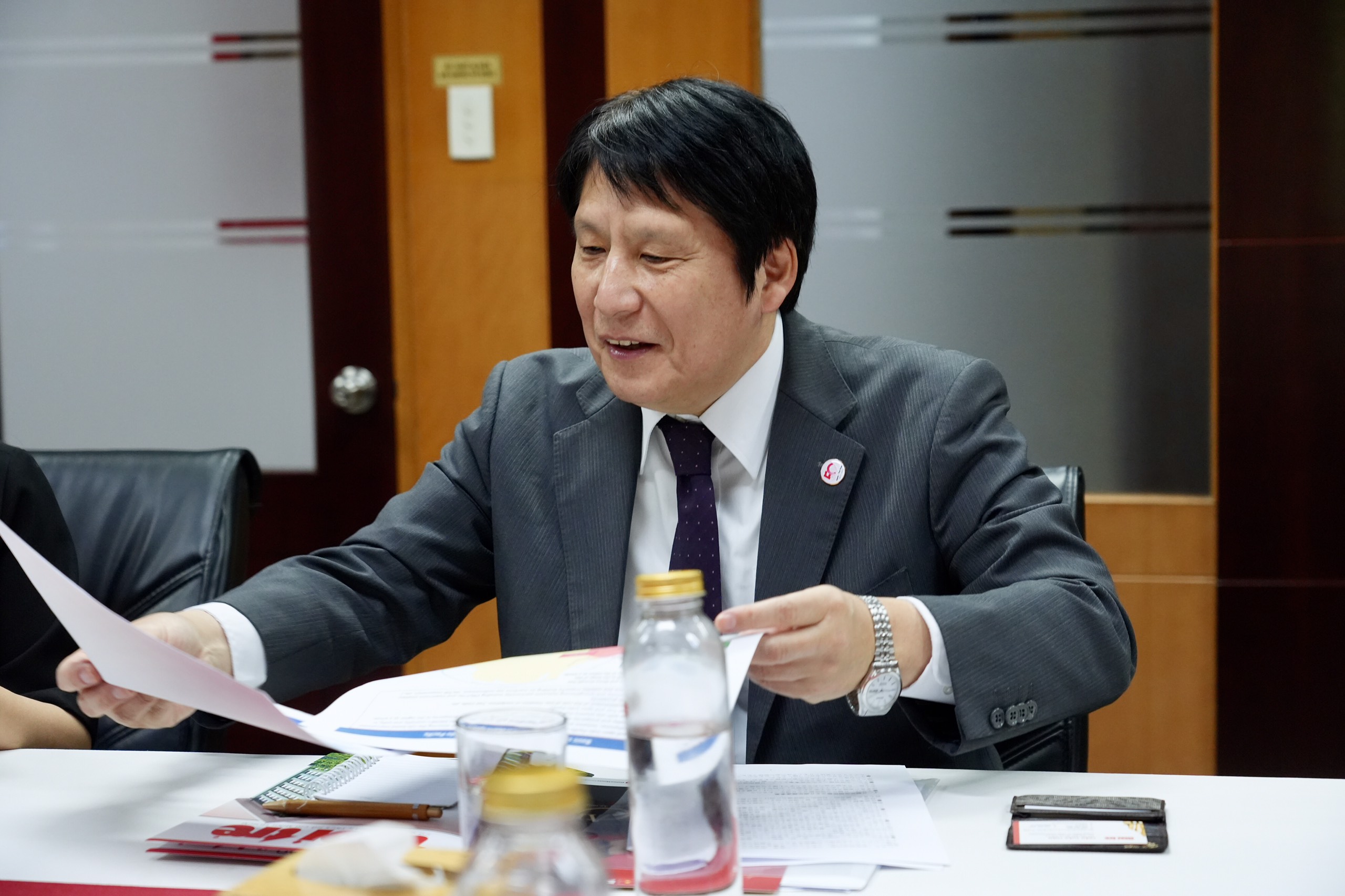 Japanese Consul General in Da Nang Yakabe Yoshinori speaks during his visit to Tuoi Tre Newspaper in Ho Chi Minh City on March 8, 2023. Photo: Huu Hanh / Tuoi Tre