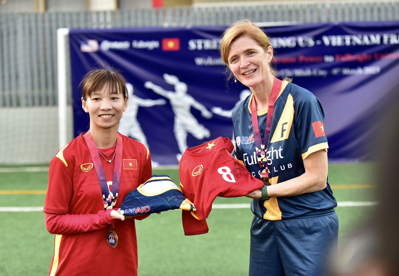 USAID Administrator Samantha Power (right) swaps shirts with Vietnam’s women’s national football team member Tran Thi Thuy Trang in Ho Chi Minh City, March 7, 2023. Photo: Tran Tien Dung / Tuoi Tre