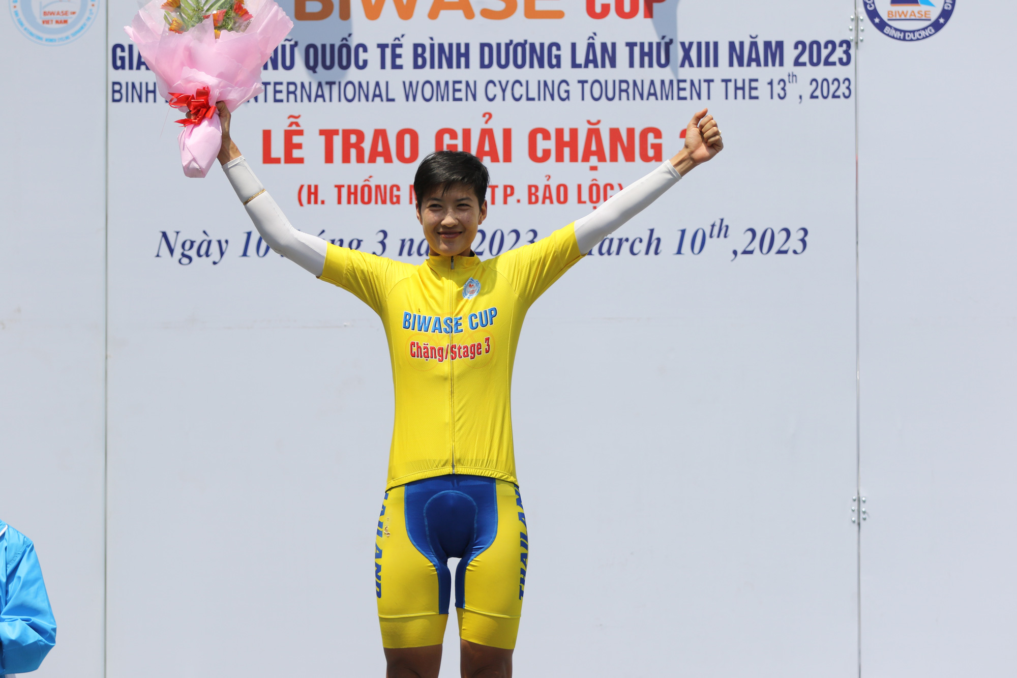 Thai cyclist Somrat Phetdarin wins the yellow jersey after the third stage of the Binh Duong International Women's Cycling Tournament - Biwase Cup 2023, March 10, 2023. Photo: T.P. / Tuoi Tre