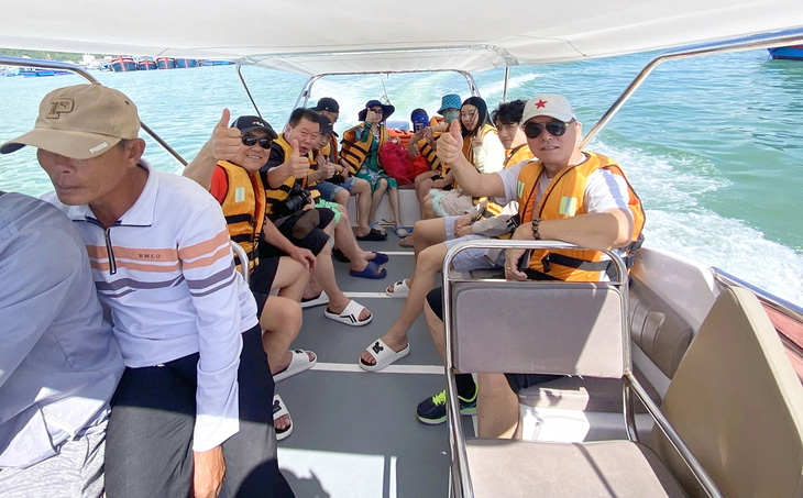 Chinese tourists go on an island tour in Nha Trang City, Khanh Hoa Province. Photo: Thuc Nghi / Tuoi Tre