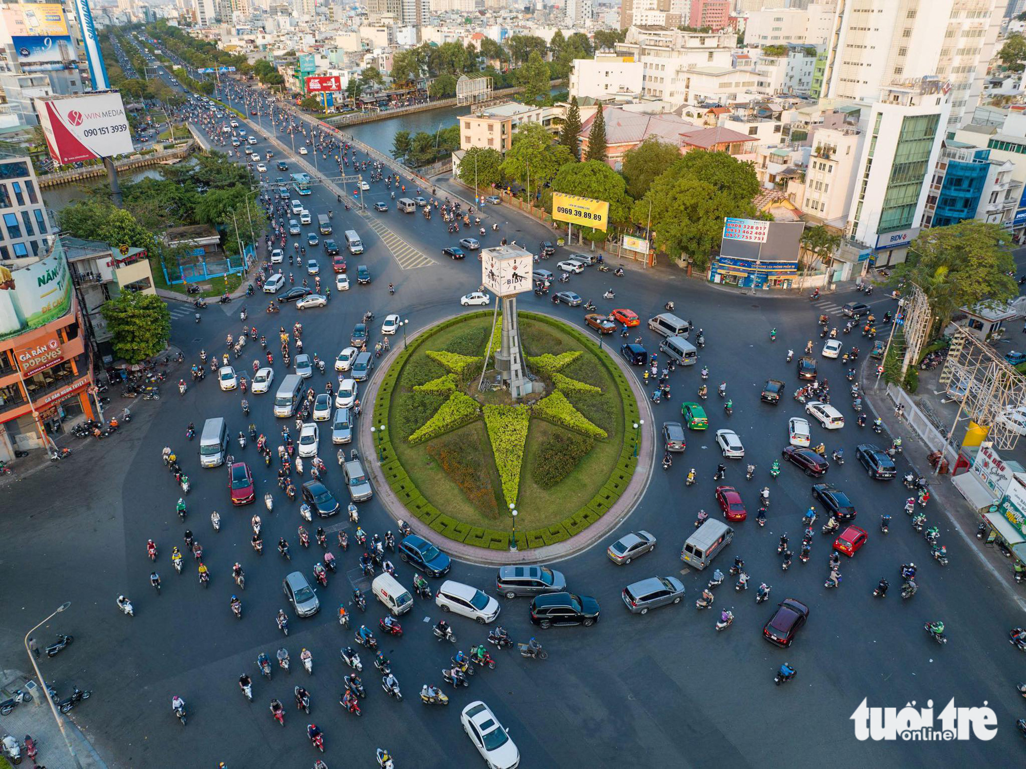 The roundabout is an intersection of Dien Bien Phu, Nguyen Binh Khiem, and Hoang Sa streets with a complicated traffic situation. Over the past few years, the roundabout has witnessed heavy traffic jams during peak hours.