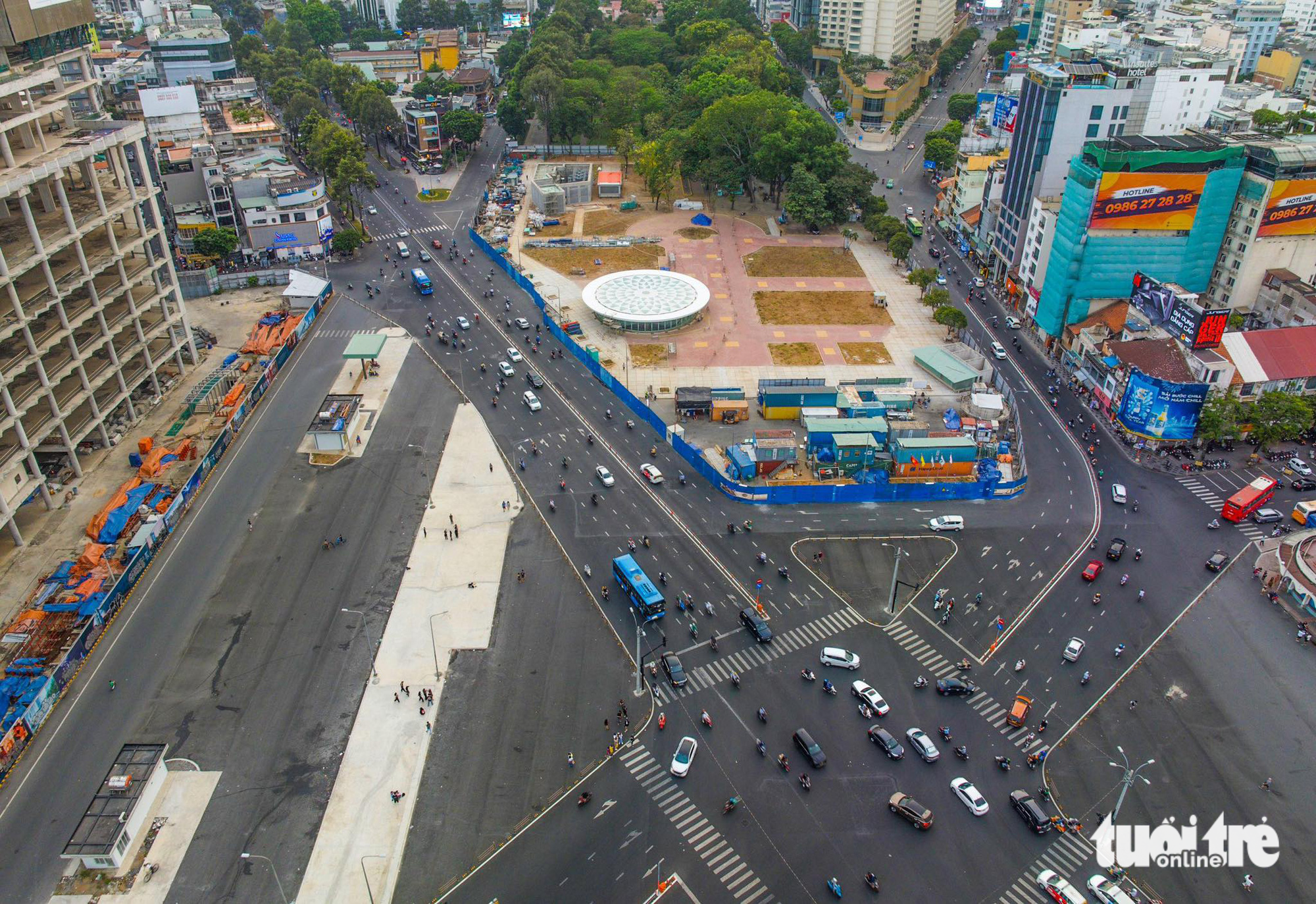 In late 2022, the space in front of Ben Thanh Market was returned and the roundabout there was turned into an intersection with traffic lights.