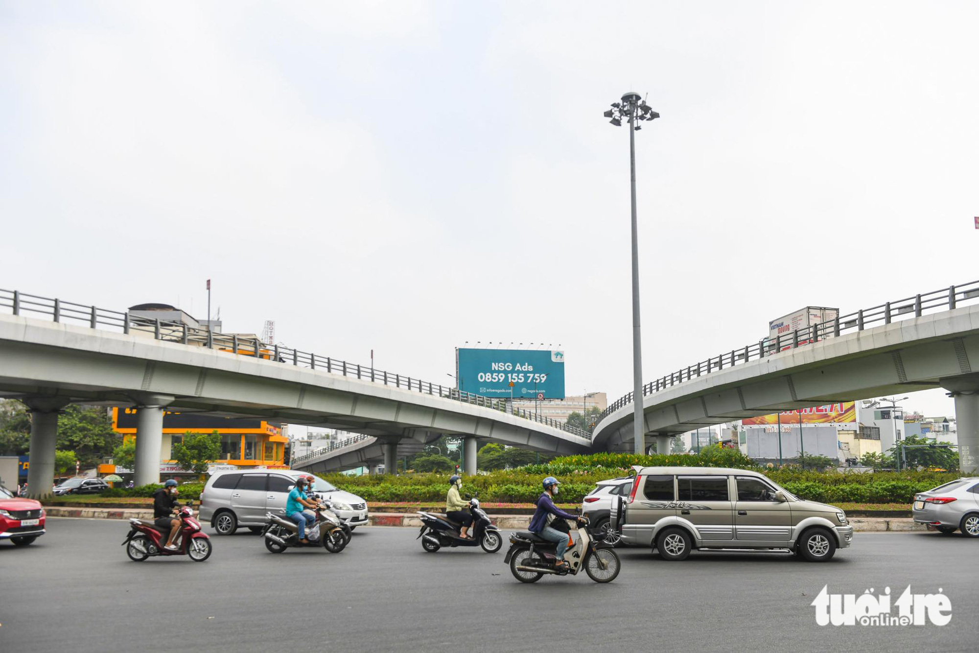 Nguyen Thai Son Roundabout was initially large. It was built as a gateway to Go Vap District 10 years ago.