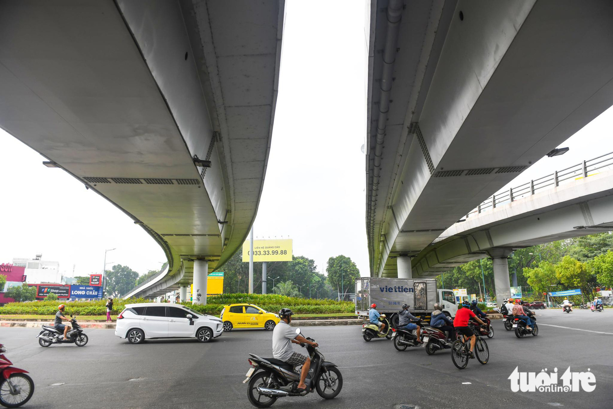 The roundabout was scaled down and a steel overpass from Hoang Minh Giam Street to Nguyen Thai Son Street was constructed. In addition, traffic lights were installed.