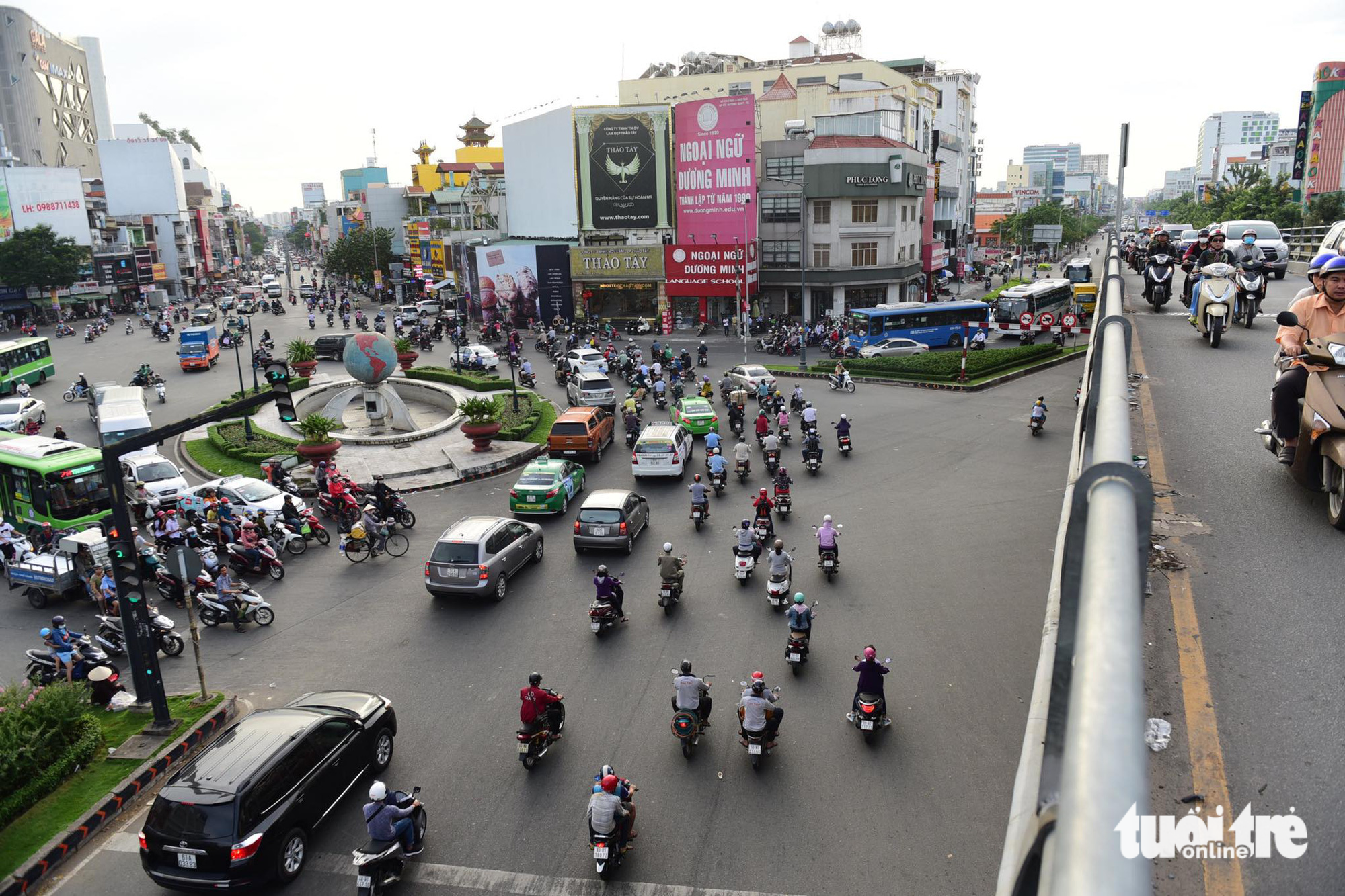 The roundabout is an intersection for large streets, such as Cong Hoa, Hoang Van Thu, Tran Quoc Hoan, Le Van Sy, and Bui Thi Xuan streets. The roundabout is easily recognized as it has a blue- and red-colored globe with a diameter of around two meters.