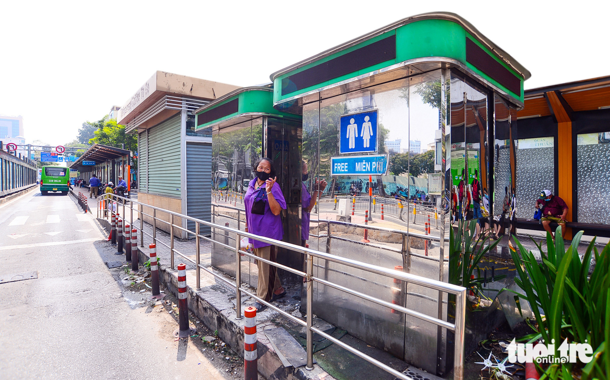A photo taken on March 11, showing a dirty public toilet at Ham Nghi Bus Stop in District 1, Ho Chi Minh City. Photo: Quang Dinh/ Tuoi Tre