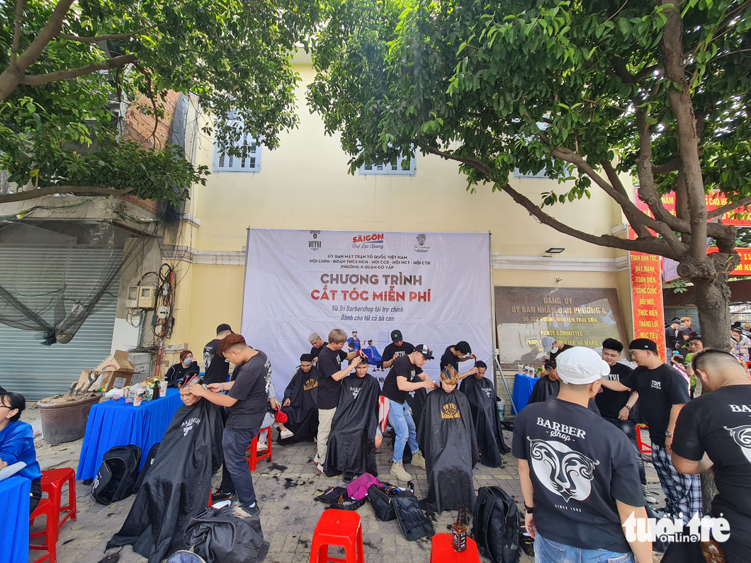 The free haircut event served more than 300 guests after two hours of operations. Photo: Cong Trieu / Tuoi Tre
