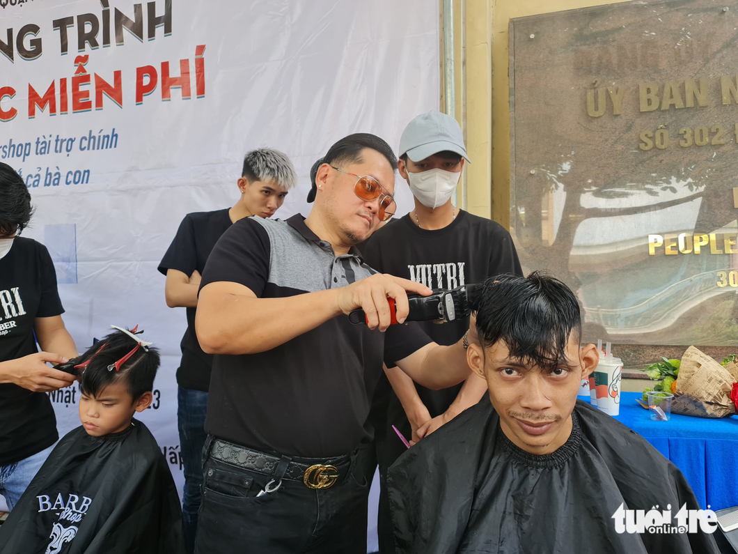 Do Linh Vu, head of Vu Tri Barbershop, cuts Truong Giang’s hair. Photo: Cong Trieu / Tuoi Tre