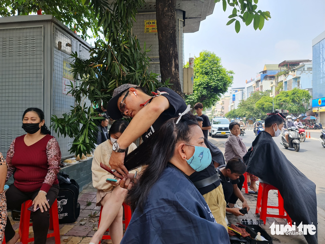 Many local women join the free haircut program to get a new hairstyle. Photo: Cong Trieu / Tuoi Tre