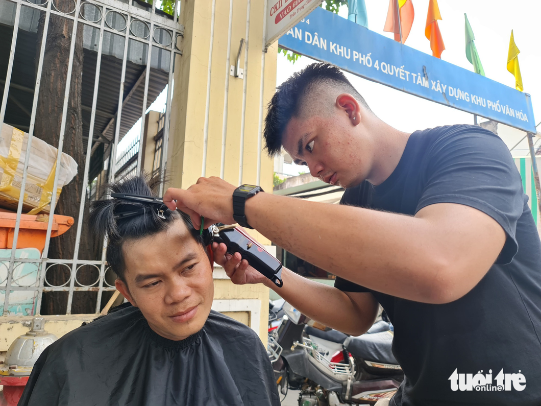 For young barbers, joining free haircut programs give them chances to sharpen their barber skills. Photo: Cong Trieu / Tuoi Tre