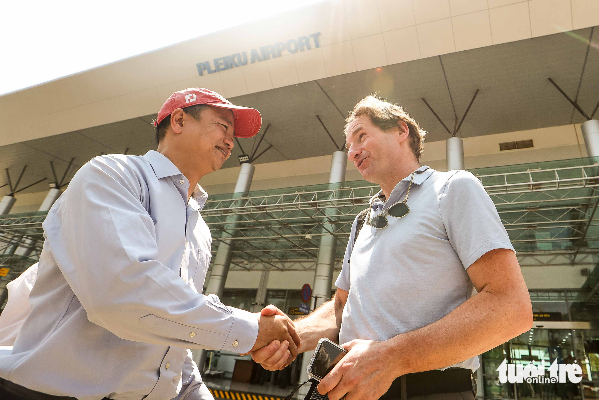 Dean Phillips (R) shakes hands with Le Cong Tien, deputy head of the Americas Department under the Vietnamese Ministry of Foreign Affairs, after landing the Pleiku Airport in the Central Highlands province of Gia Lai. Photo: Nguyen Khanh / Tuoi Tre