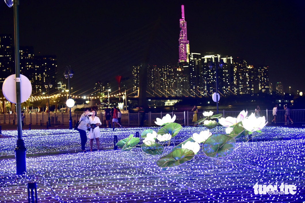 The LED lotus field in the Bach Dang Wharf Park in District 1, Ho Chi Minh City. Photo: T.T.D. / Tuoi Tre