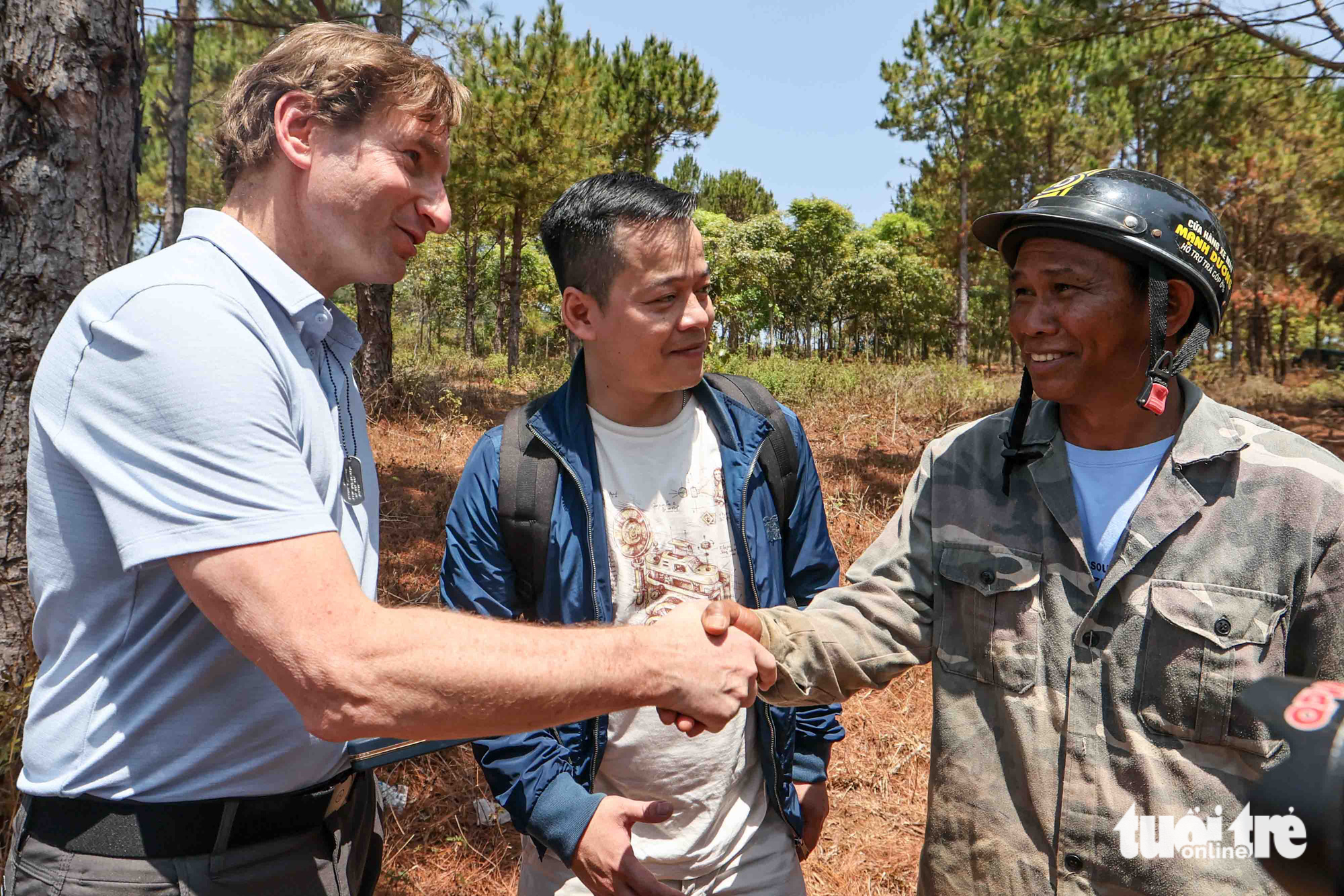Dean Phillips (L) meets Pyek Rocham, who visited the site where Phillip’s father’s helicopter crashed in 1969. Photo: Nguyen Khanh / Tuoi Tre