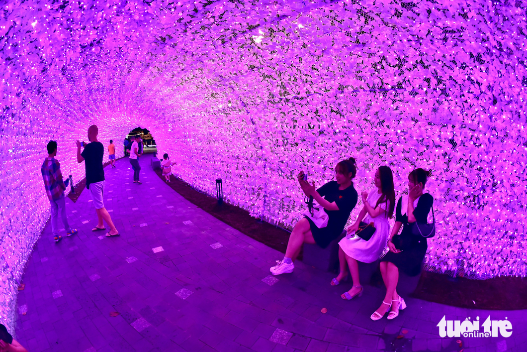 500,000 LED lights brighten downtown park in Ho Chi Minh City
