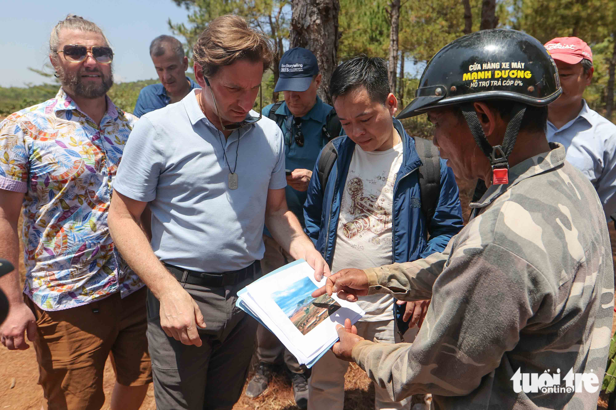 Pyek Rocham shows Dean Phillips the site of the accident. Photo: Nguyen Khanh / Tuoi Tre