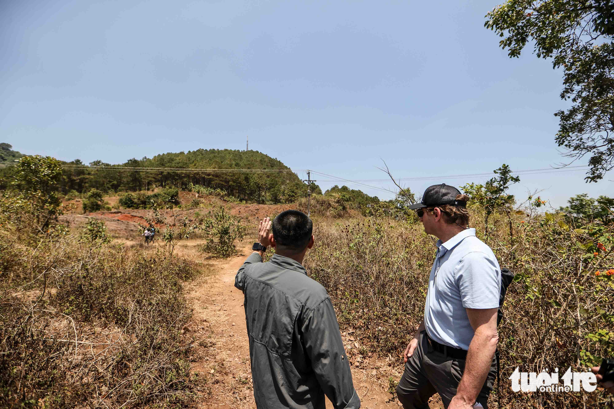 Dean Phillips arrives at the site where his father’s helicopter crashed in 1969. Photo: Nguyen Khanh / Tuoi Tre