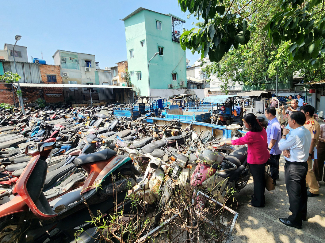 The shortage of spaces for assets confiscated from traffic violators and the poor perseveration conditions have devalued the assets of residents and the state. The issue is raised by members of the Ho Chi Minh City People’s Council’s legislation board during an inspection of the District 1 Police on March 15, 2023. Photo: Ngoc Khai / Tuoi Tre
