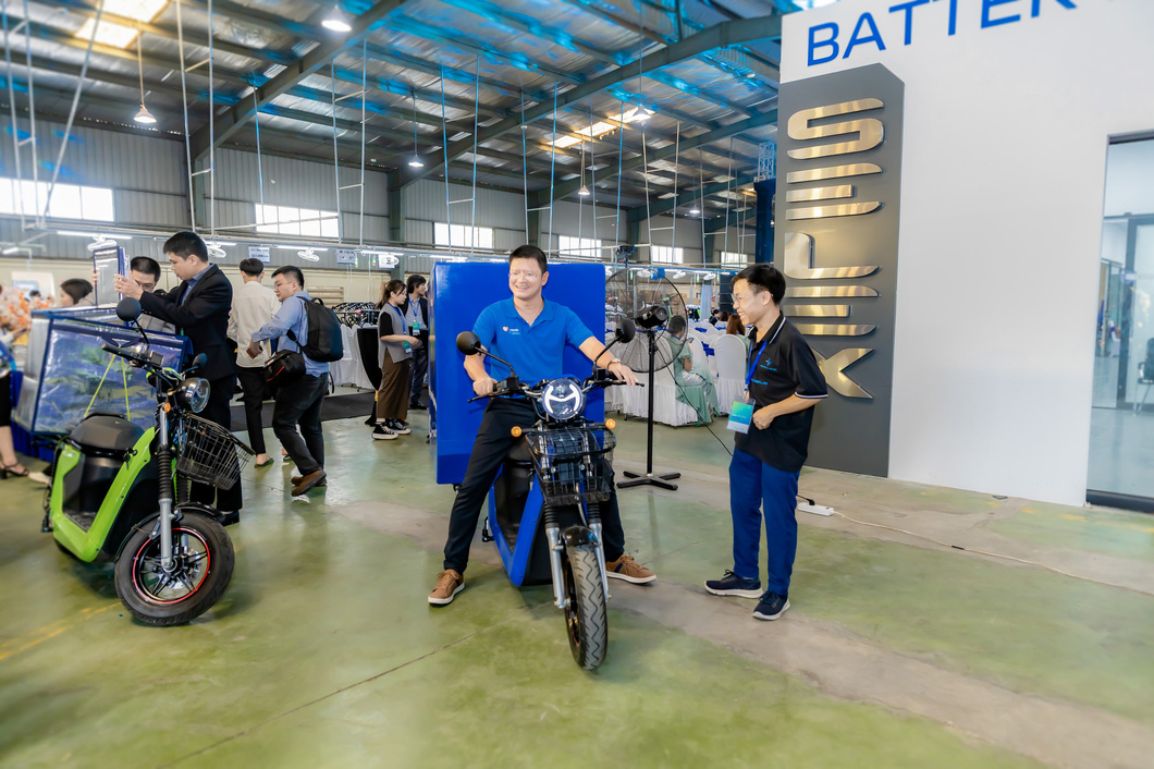 Experiencing Selex Motors’ electric pick-up scooters at its factory. Photo: T.K. / Tuoi Tre