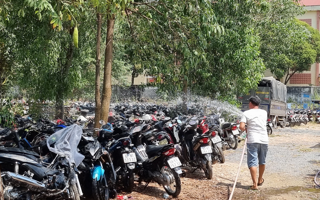 An impoundment lot of the traffic order police team under the Thu Duc City Police faces the same fate. The vehicles there are also watered at noon despite an automatic sprinkler system. Photo: Ai Nhan / Tuoi Tre