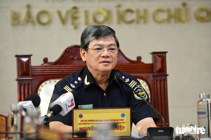 Nguyen Huu Nghiep, deputy head of the Ho Chi Minh City Customs Department, chairs a press conference on the case in which four flight attendants allegedly bring ecstasy and meth from France to Vietnam. Photo: Quang Dinh / Tuoi Tre