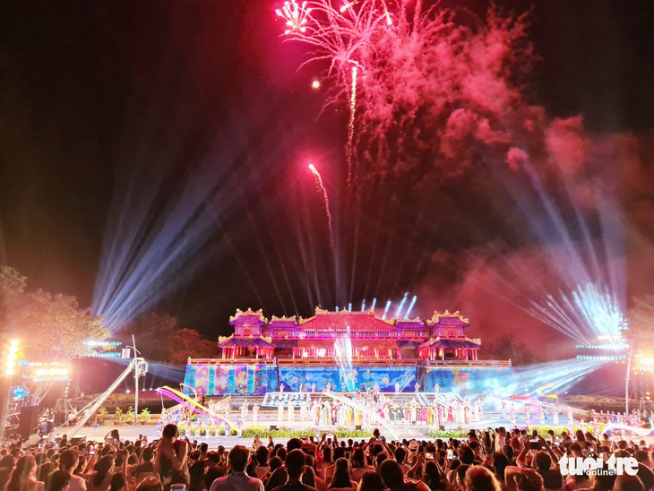 Ngo Mon (Hue) shines bright on the opening night of Hue Festival 2022. Photo: Nhat Linh /Tuoi Tre
